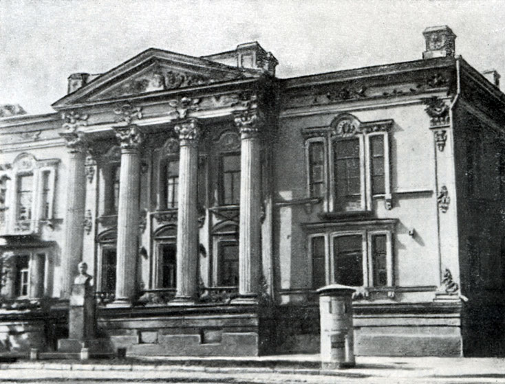 Бюст Чехова перед краеведческим музеем в Таганроге