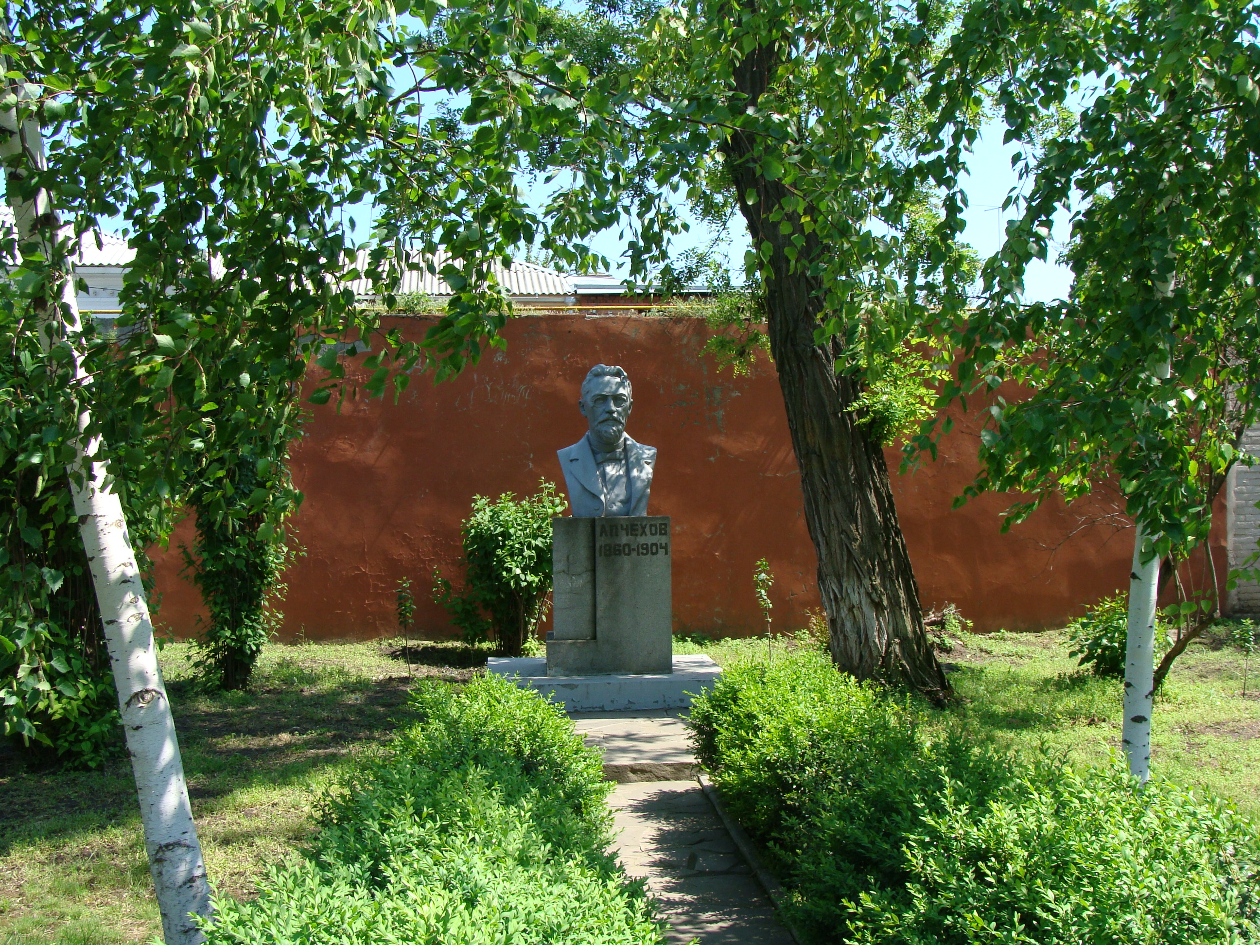 Бюст Чехова в музее «Чеховский домик» в Таганроге