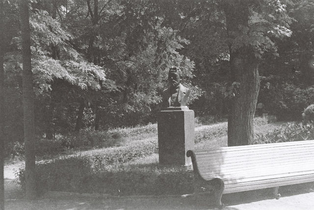 Бюст Чехова в парке в Таганроге