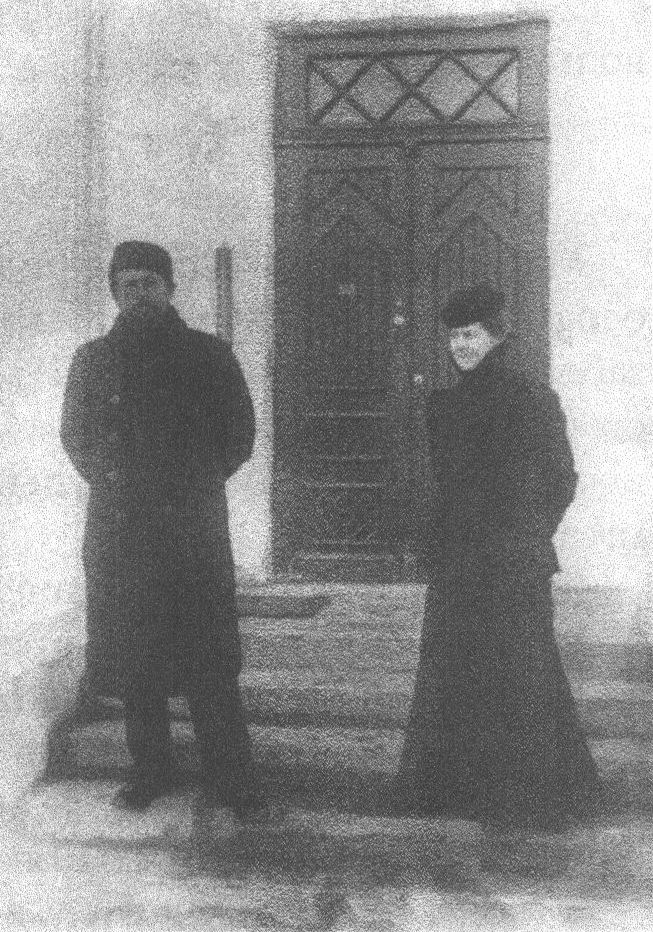 А.П. Чехов с сестрой на крыльце ялтинского дома. Слева у двери — градусник. Фотография Л.В. Средина. 1899 г.
