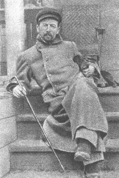 А.П. Чехов с таксой на крыльце мелиховского дома. 1897 г.