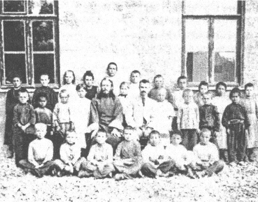П.В. и Н.В. Ундольские с учениками мухалатской школы. 1904 г.