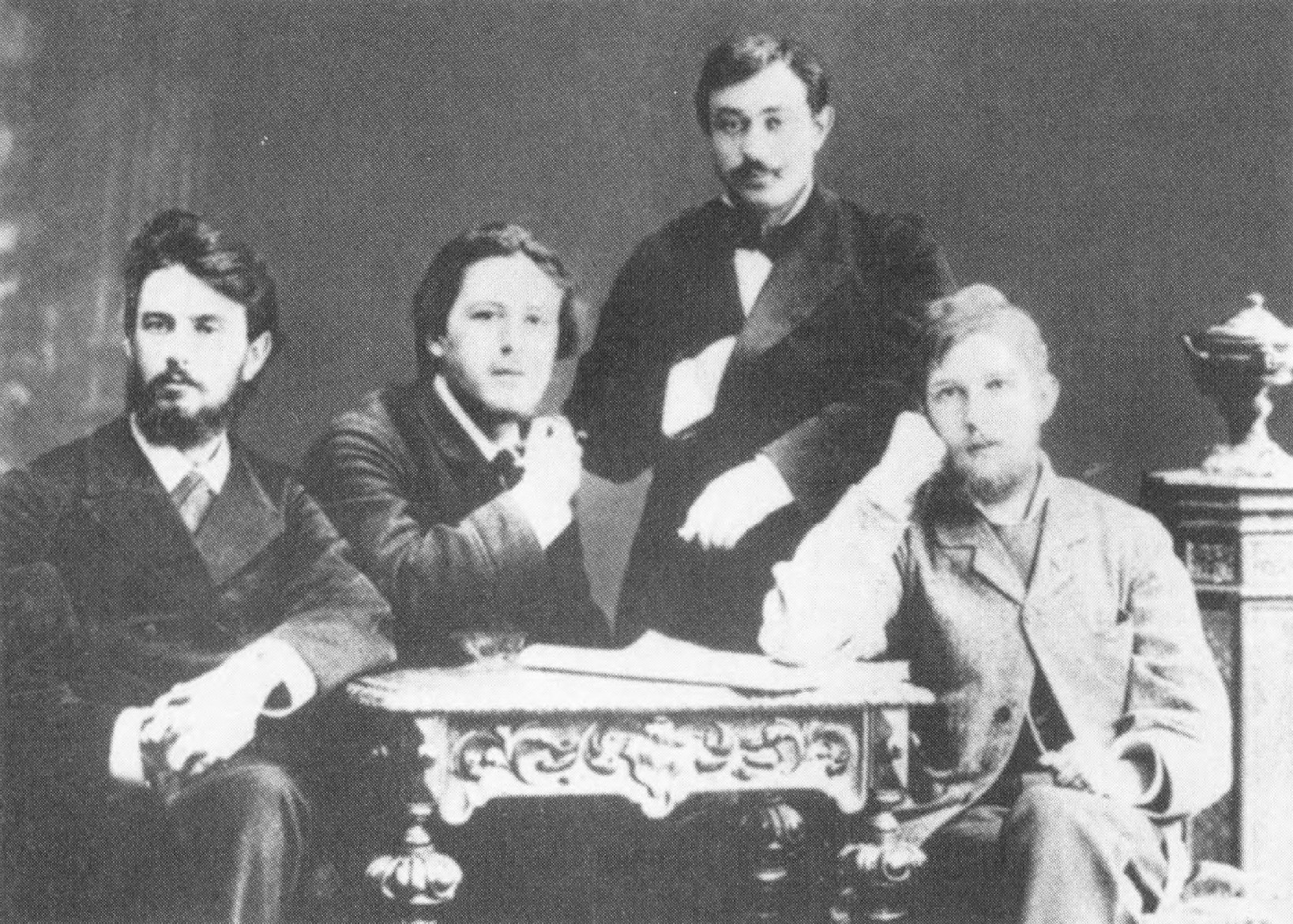 Студенты медицинского факультета Московского университета. Чехов — второй слева. Фото 1883 г.