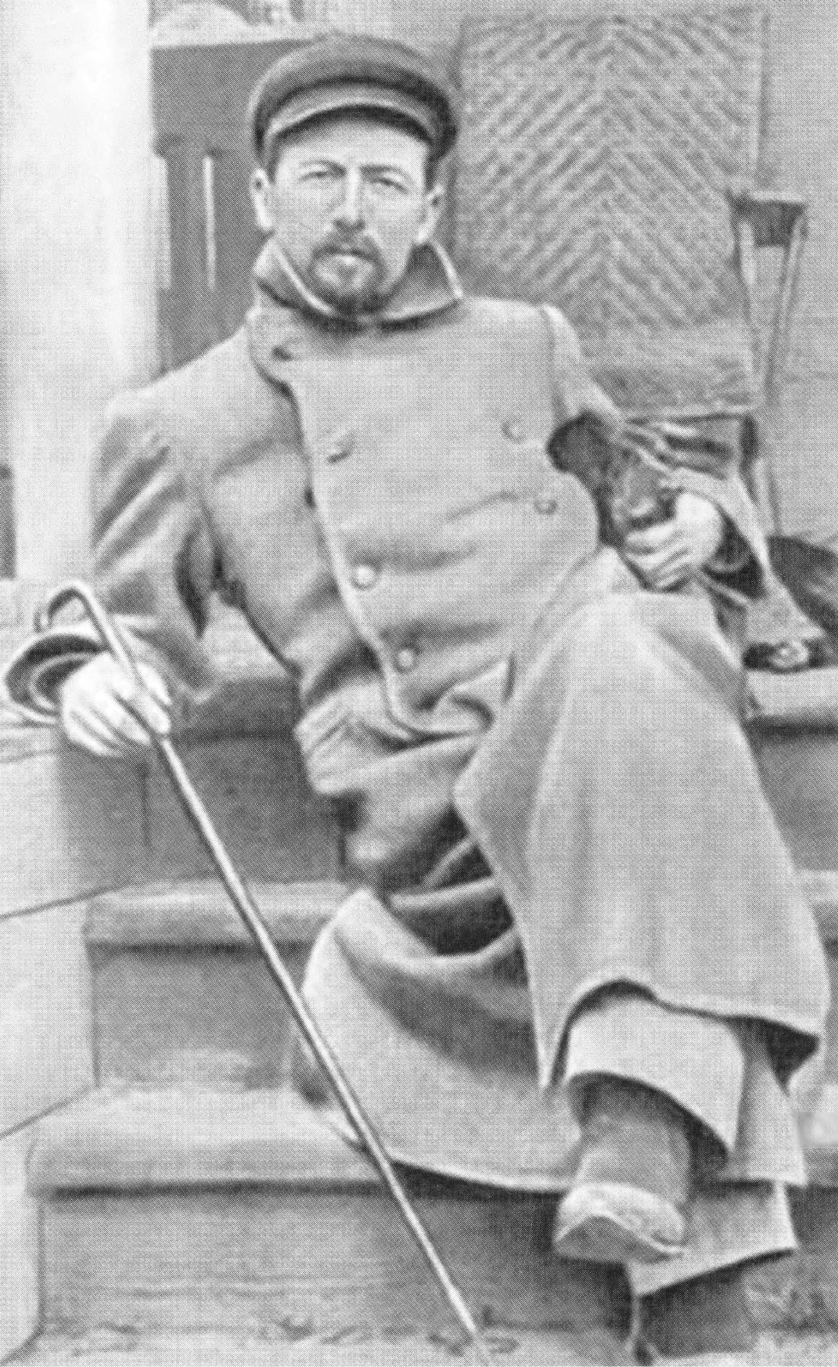 Чехов на ступеньках мелиховского дома. Фото 1897 г.