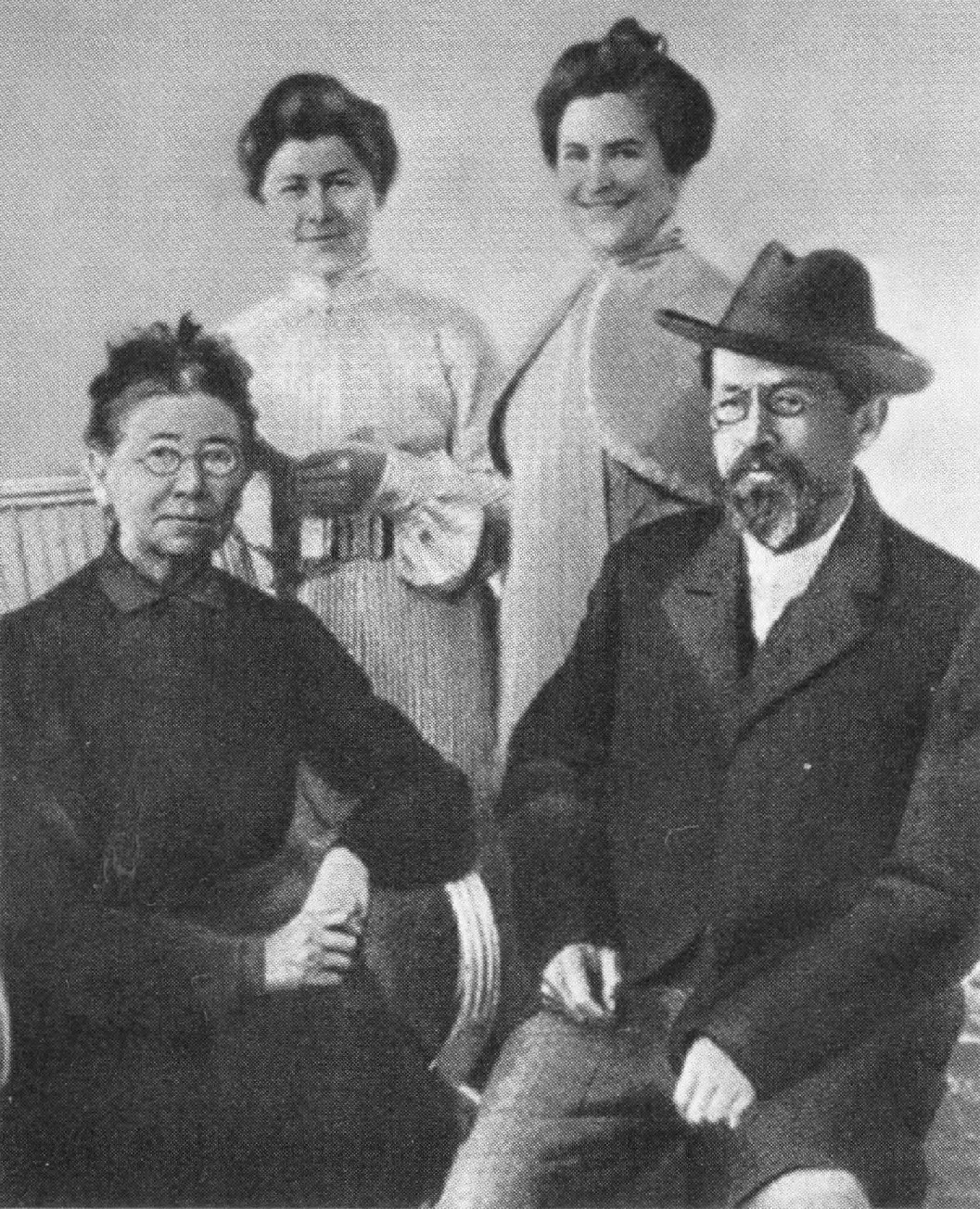 Стоят: М.П. Чехова, О.Л. Книппер-Чехова, сидят: Е.Я. Чехова, Антон Павлович Чехов. Ялта, 1902 г.