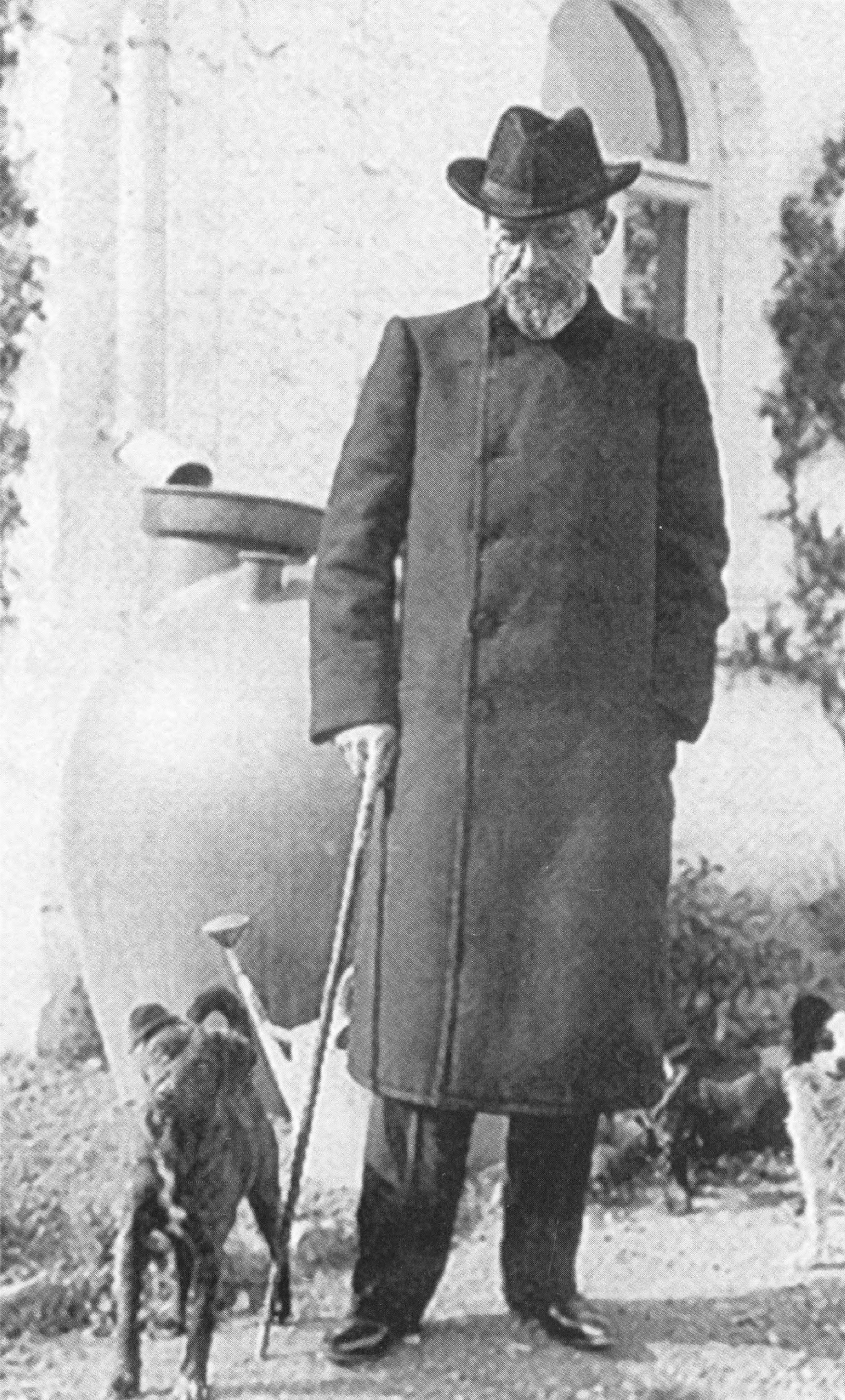 Чехов возле своего дома. Ялта, 1904 г.