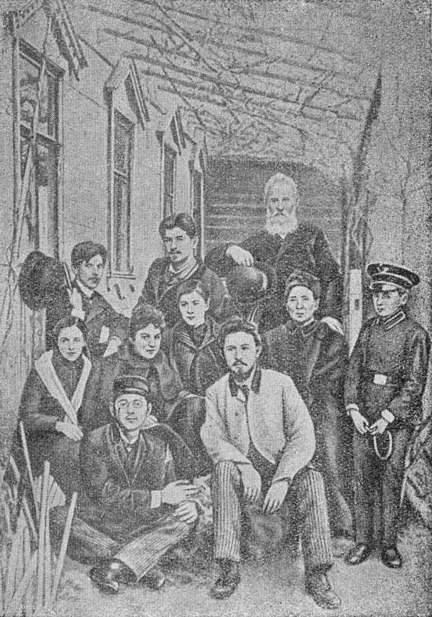 Семья Чеховых (1889). В первом ряду справа — А.П. Чехов