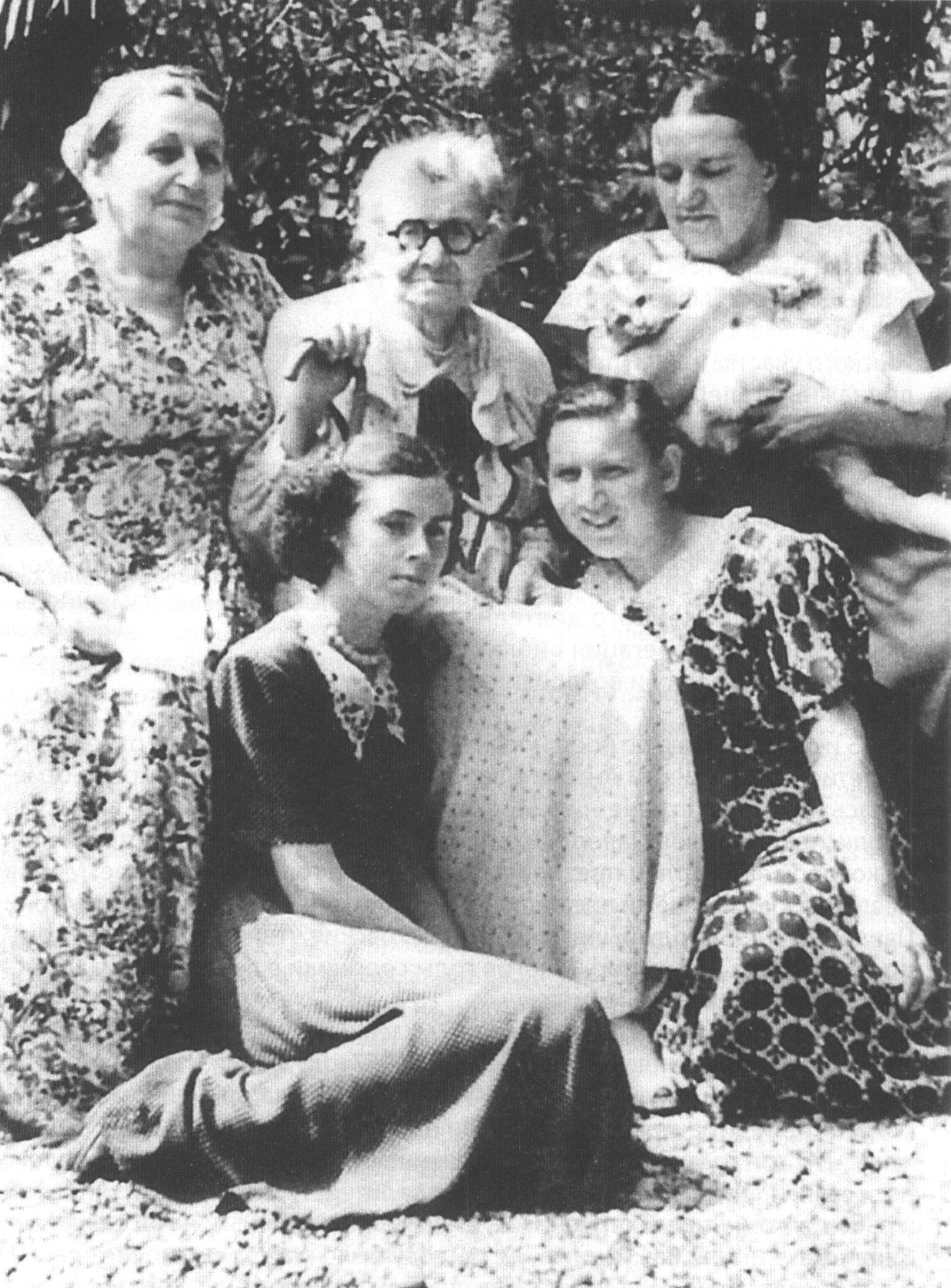 Мария Павловна с сотрудниками музея. 1953 г.