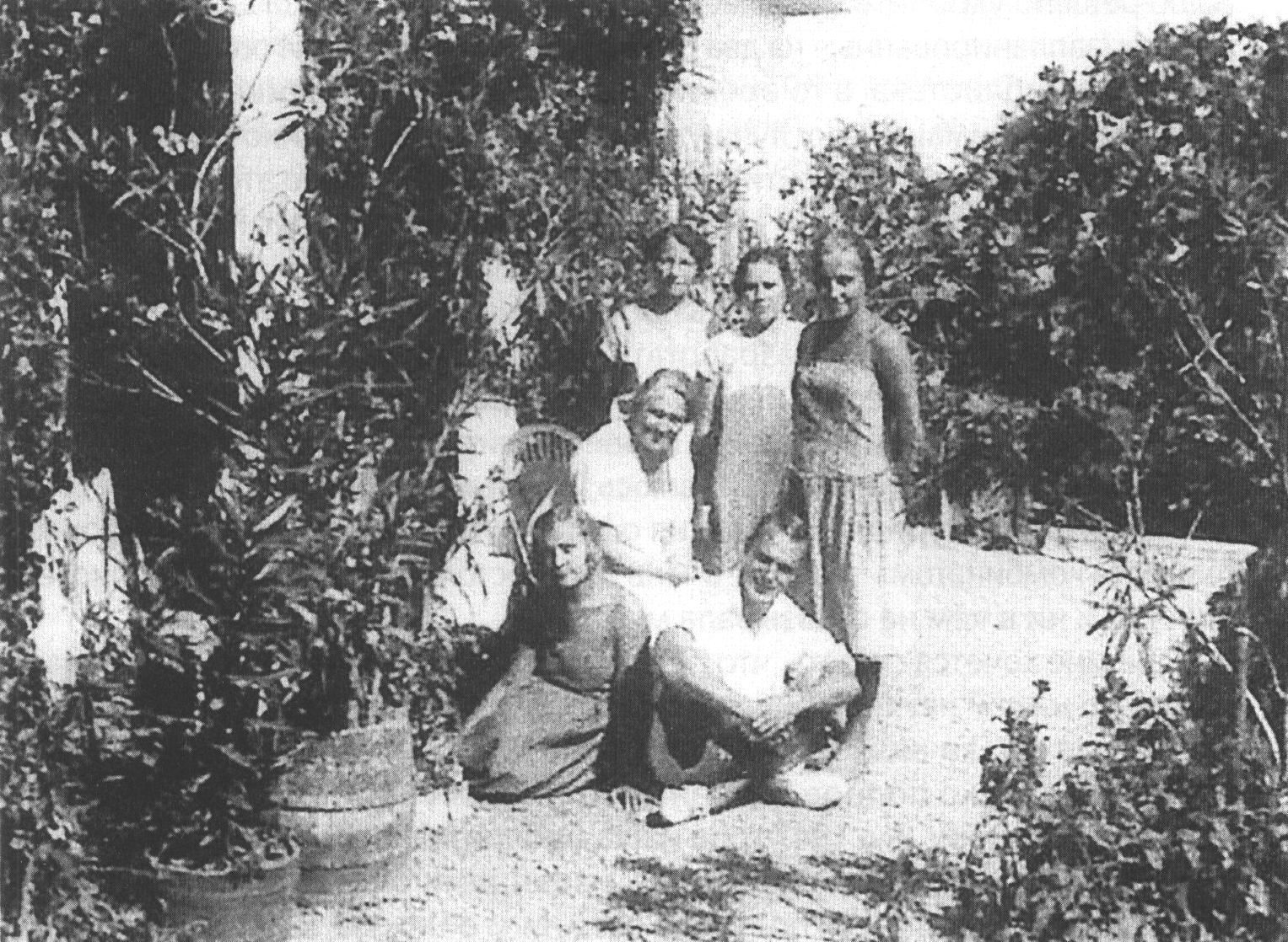 О.Л. Книппер-Чехова и её племянник Лев Книппер с друзьями в Гурзуфе. 1930-егг.