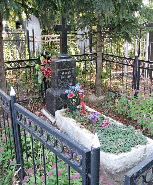 Могила Николая Павловича Чехова на Лучанском кладбище (Сумы, Украина)