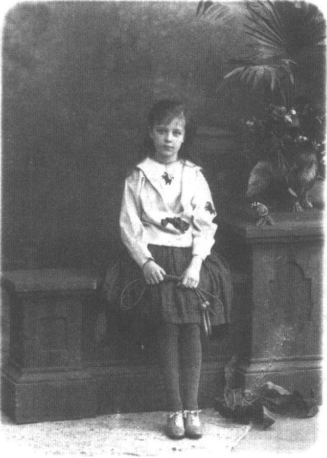 Настя Суворина, дочь издателя, будущая актриса. Фотография конца 1880-х гг.