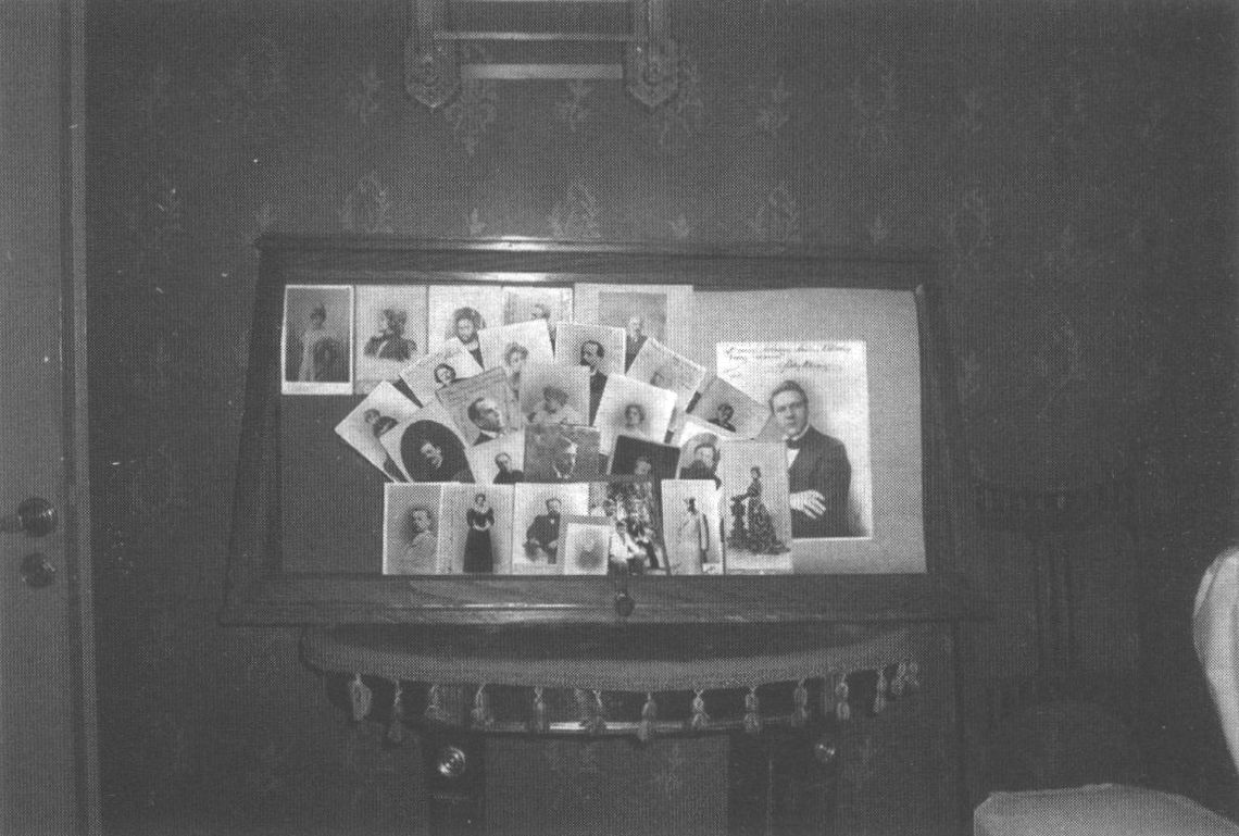 Веер с фотографиями друзей в кабинете А.П. Чехова. Фотография С.Н. Авилкина, 2004 г.
