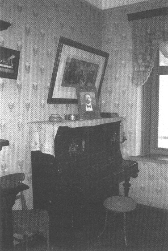 Пианино в гостиной дома А.П. Чехова в Ялте. Фотография С.Н. Авилкина, 2004 г.