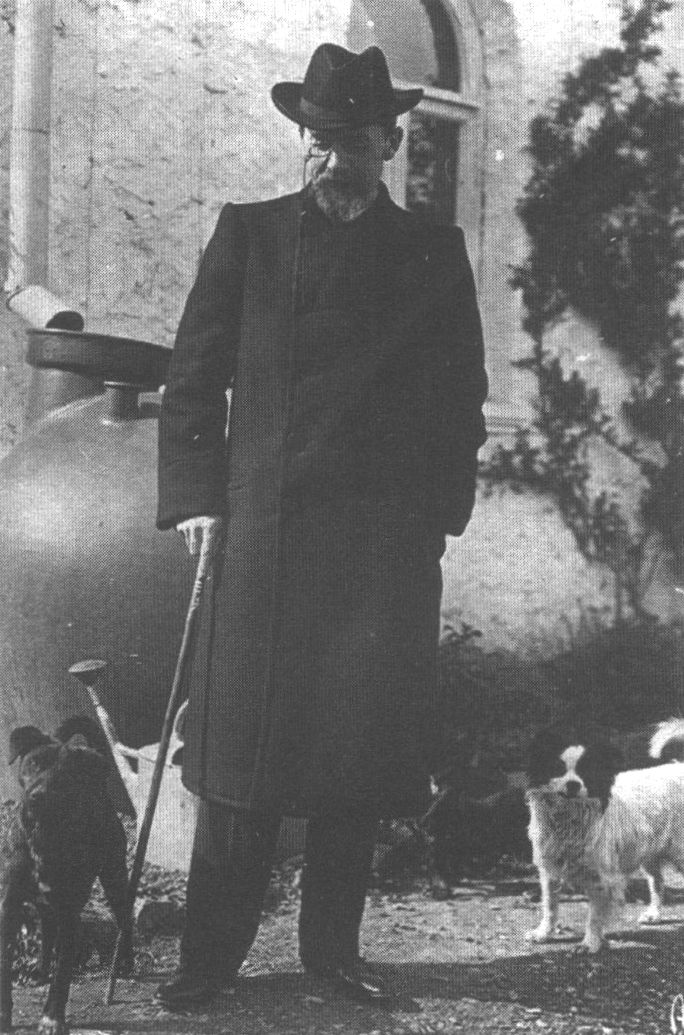 А.П. Чехов в саду. Фотография 1903 г.