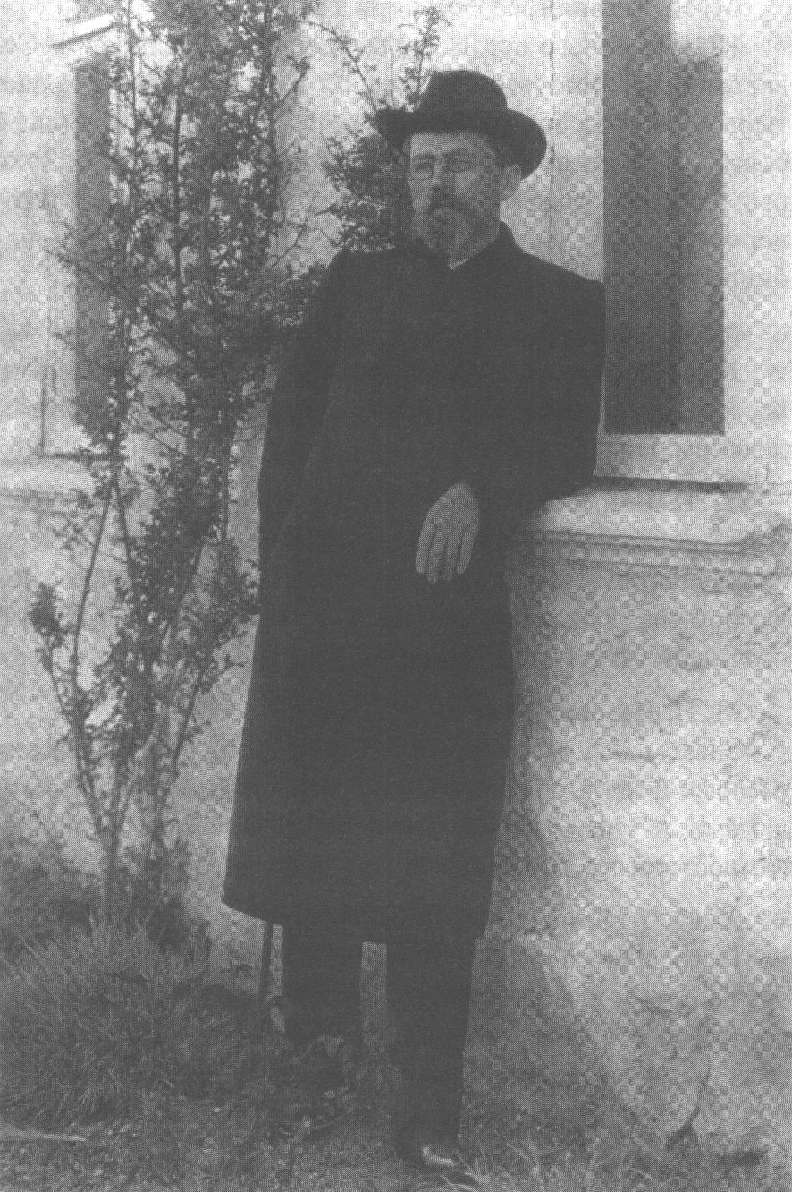 А.П. Чехов в саду у дома. Фотография начала 1904 г.