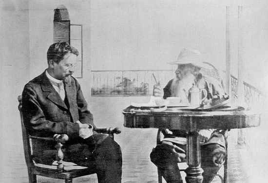 Антон Павлович Чехов и Л.Н. Толстой. Фотография П. А. Сергеенко, 12 сентября 1901 г.