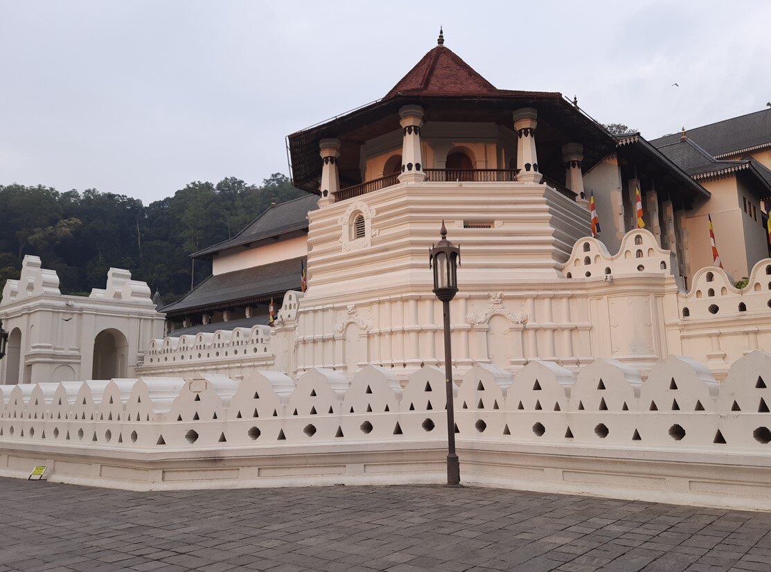 Башня и ажурная стена Храма Зуба Будды