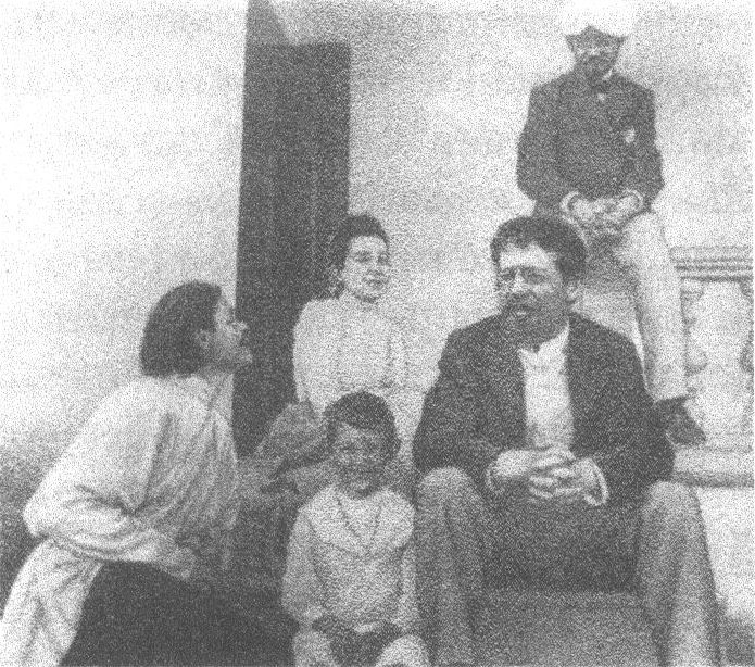На крыльце чеховского дома в Аутке. Слева направо: М. Горький, С.В. Чехова, Володя Чехов, А.П. Чехов, М.П. Чехов