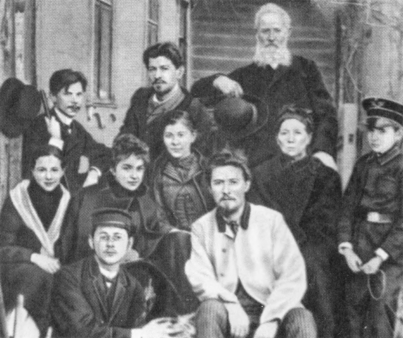 Чехов (сидит на переднем плане справа) с семьей и друзьями перед отъездом на Сахалин
