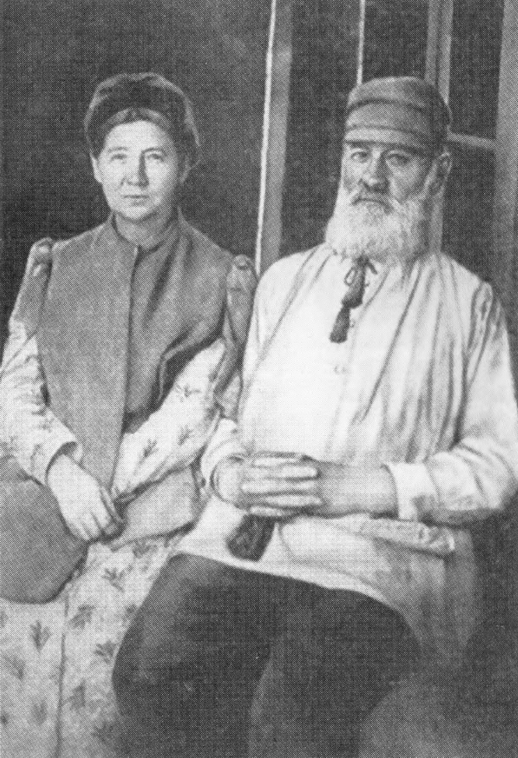 Мать и отец Чехова в Мелихове. Фото 1892 г.