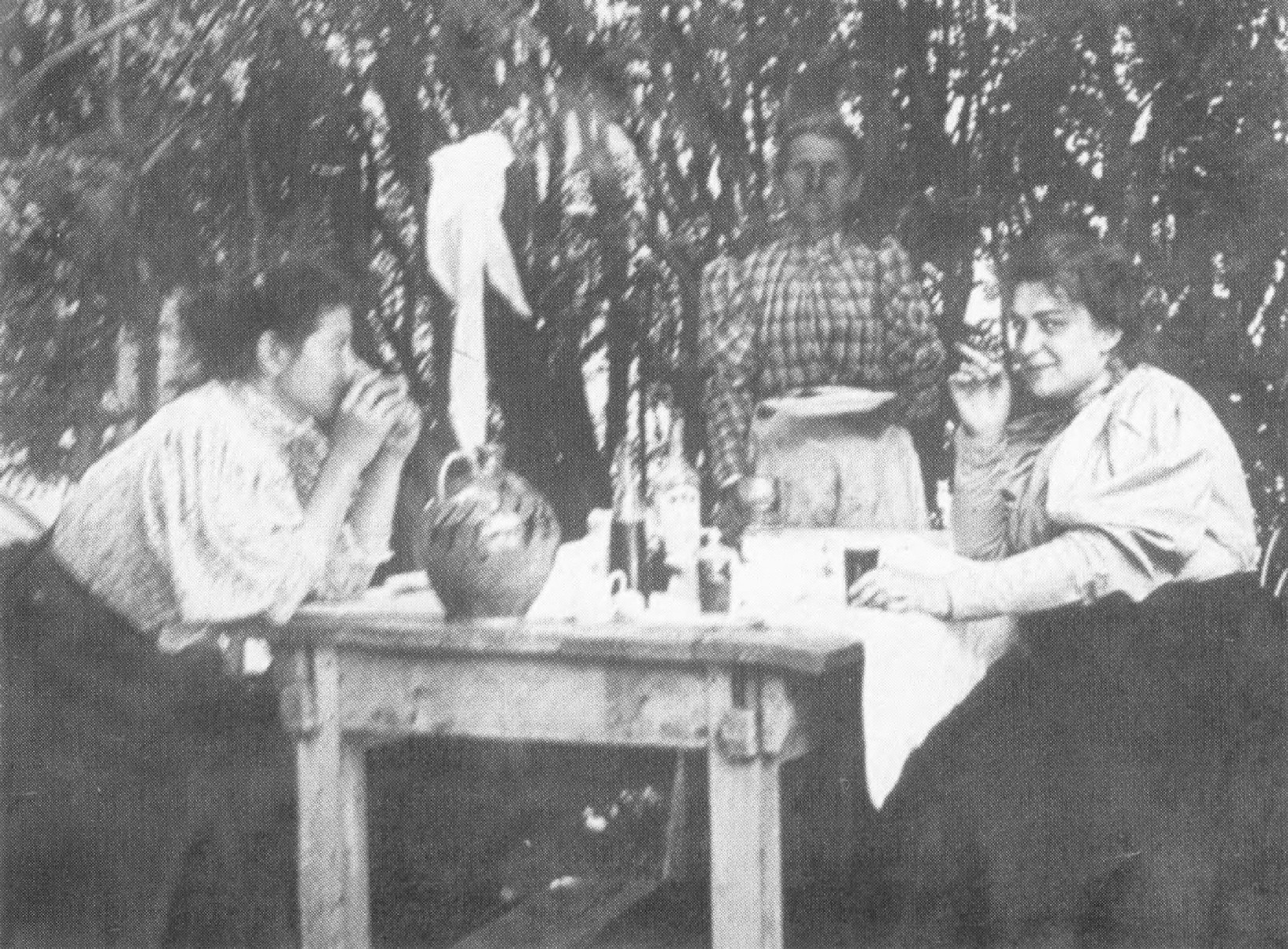 За столом — Мария Чехова и Лика Мизинова