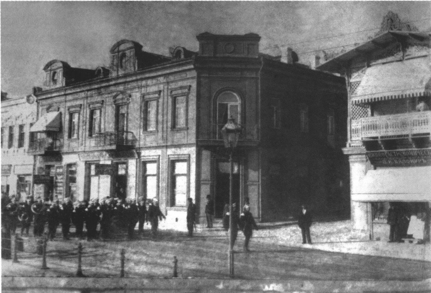 Набережная. Справа фрагмент фасада гостиницы «Мариино». 1880 г.
