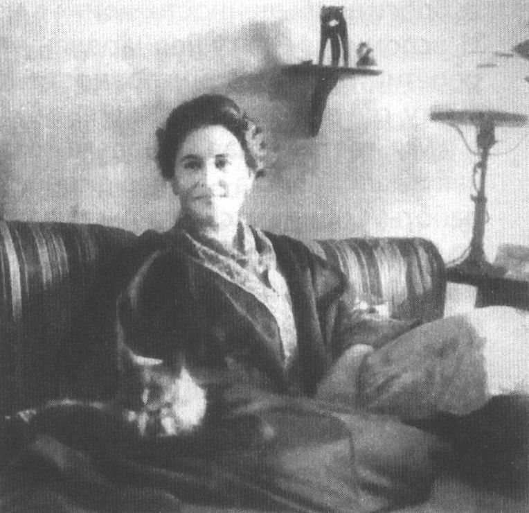 О.Л. Книппер-Чехова в своей московской квартире. 1900-е гг.