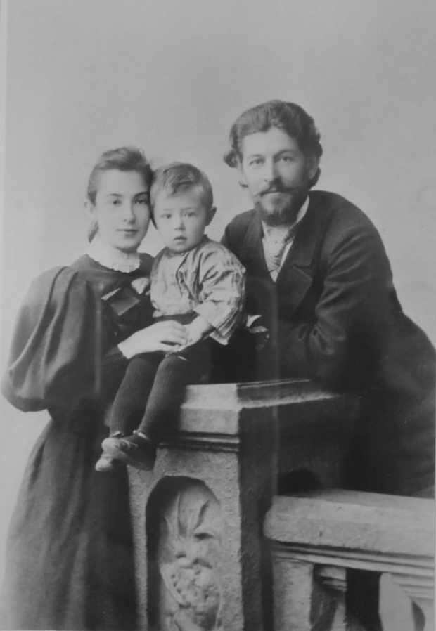 Иван Павлович Чехов с женой и сыном, 1896 г.