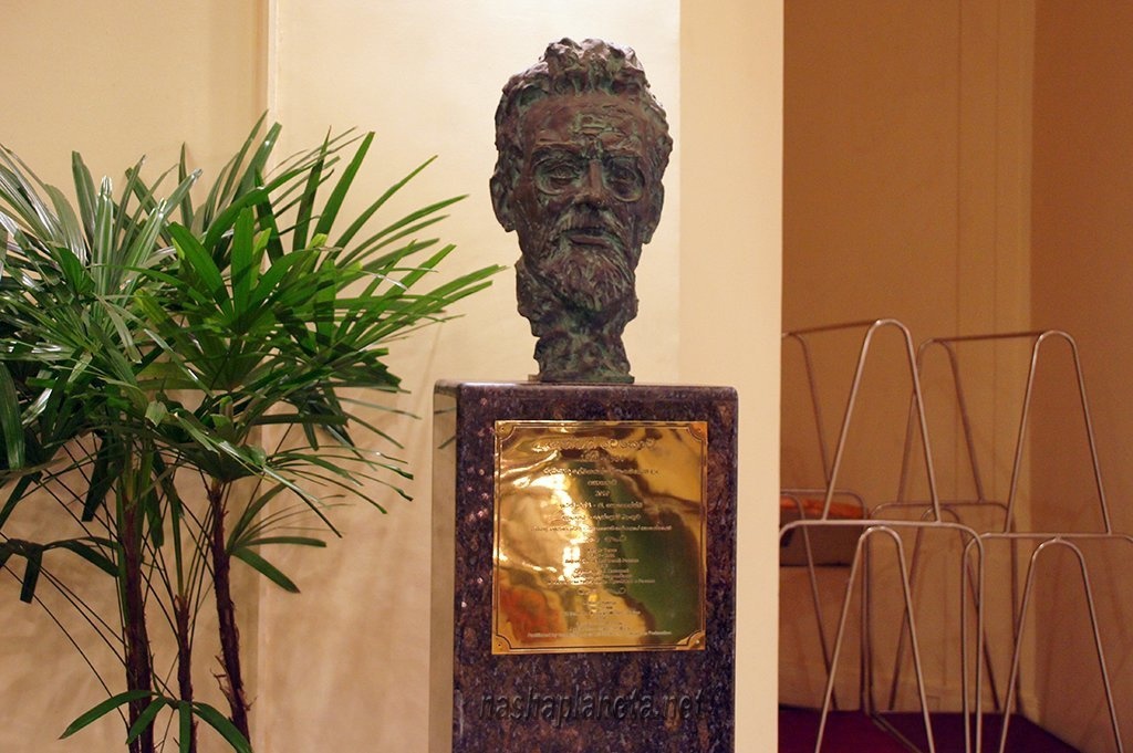 Мемориальная доска и бюст Чехова в отеле «Гранд Ориенталь» в Коломбо, Шри-Ланка
