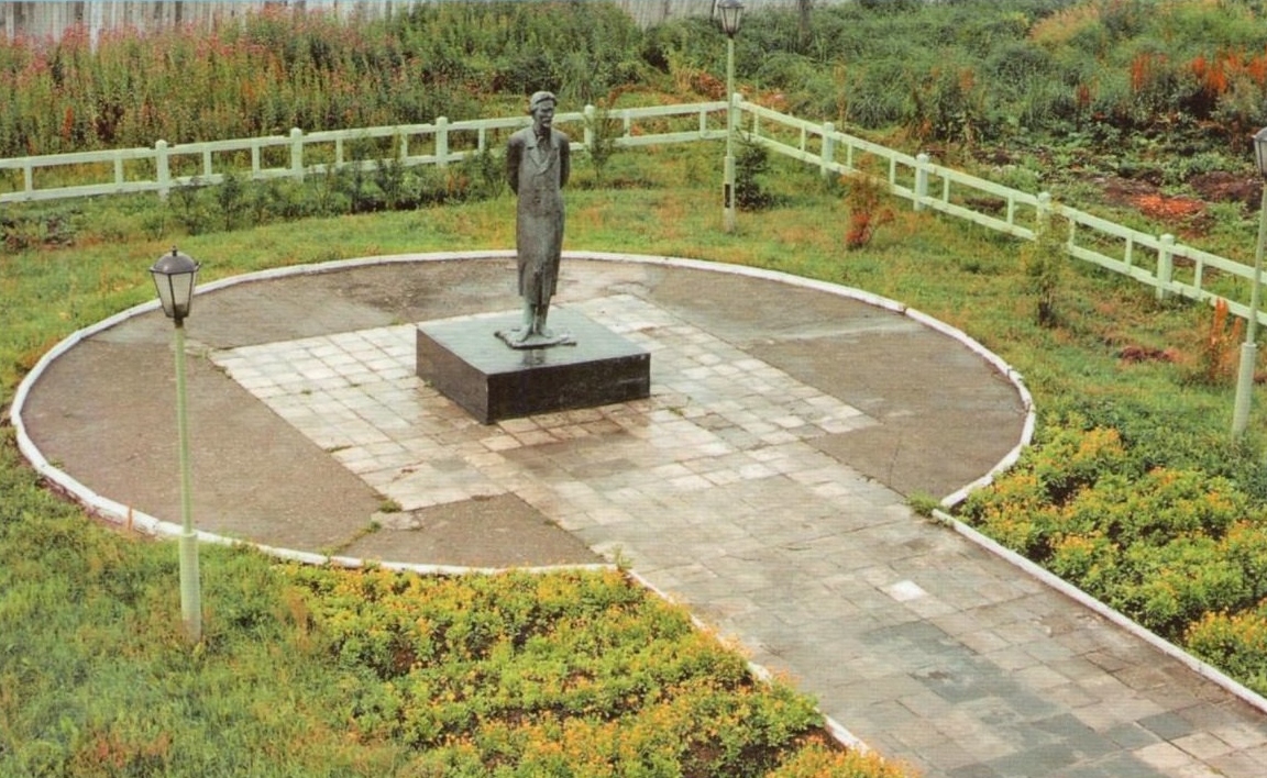 Памятник Чехову у музея «А.П. Чехов и Сахалин» в Александровске-Сахалинском