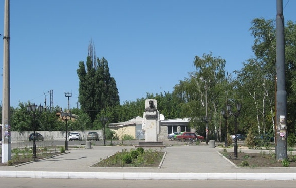 Памятник Чехову в Харцызске в ДНР
