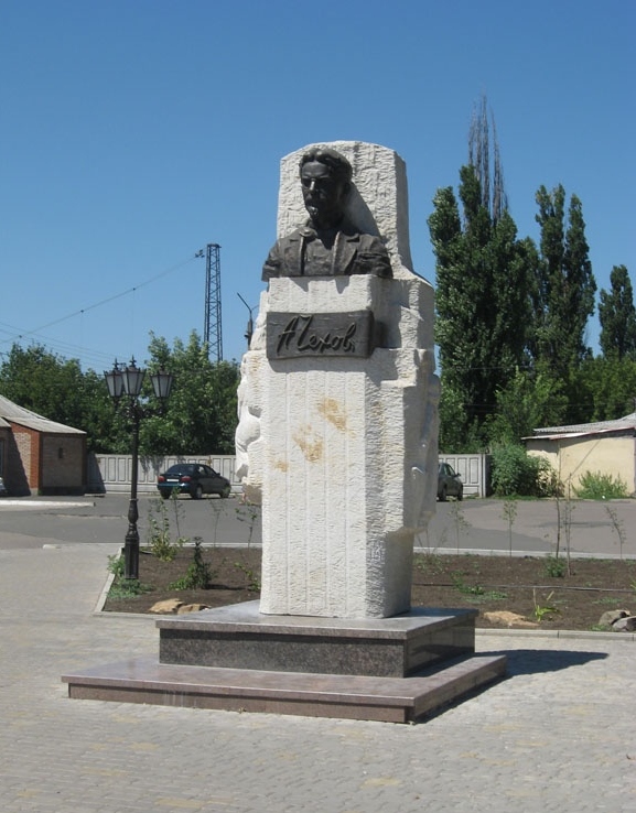 Памятник Чехову в Харцызске в ДНР