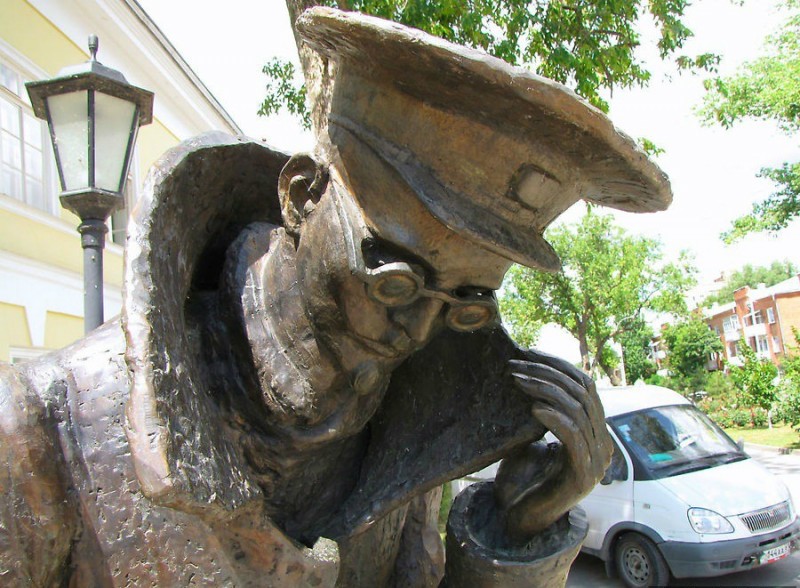 Скульптура «Человек в футляре» перед гимназией в Таганроге