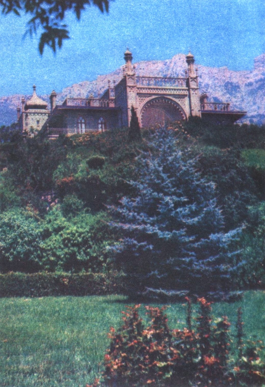 Алупка. Дворец и парк. Знаменитый Алупкинский парк — излюбленное место прогулок писателя
