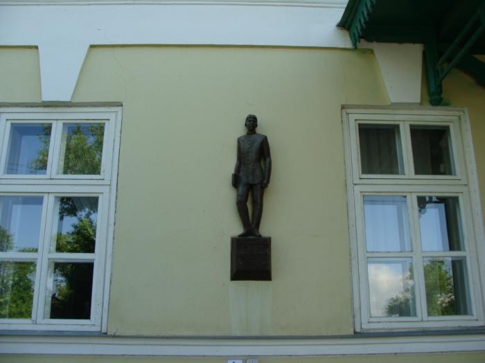 Скульптурный знак «Чехов-гимназист» на гимназии в Таганроге