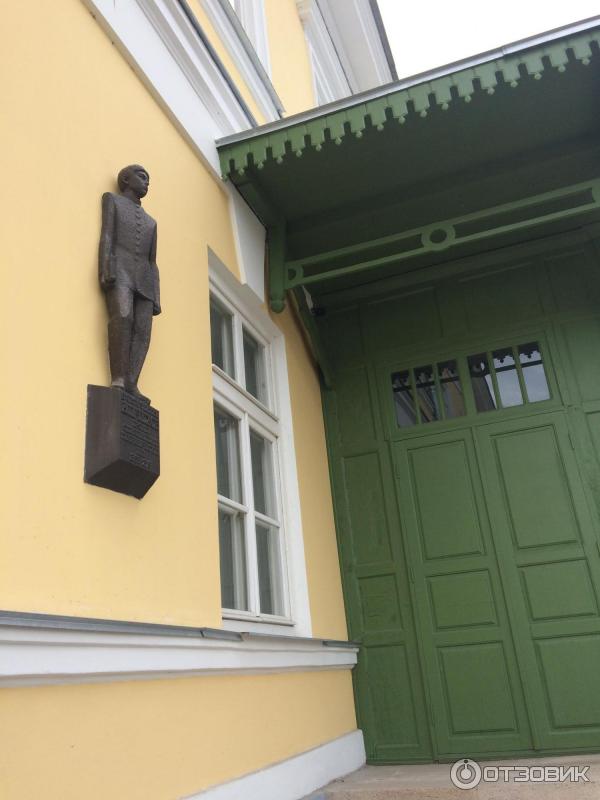 Скульптурный знак «Чехов-гимназист» на гимназии в Таганроге