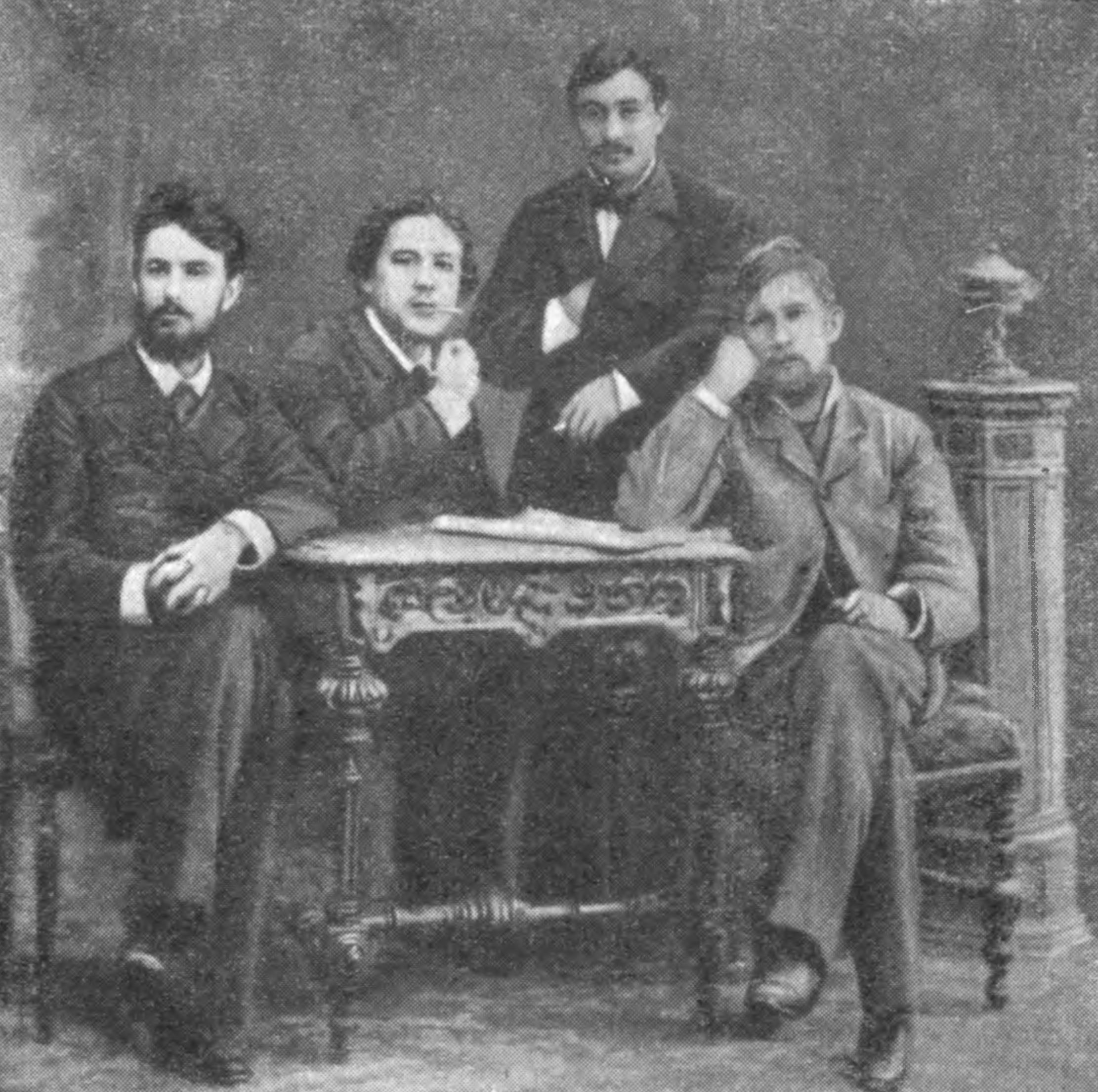 Слева направо: Д.Т. Савельев, А.П. Чехов, В.И. Зембулатов, Н.И. Коробов. Фотография начала 1880-х годов