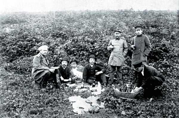 Южный Сахалин. Чехов (стоит справа) на пикнике в честь японского консула, октябрь 1890 г.